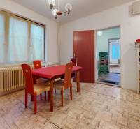 Ebédlő étkezőasztallal és székekkel, fa dekoros padló, családi ház.