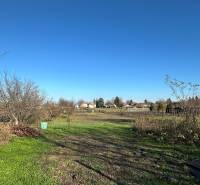 Családi ház Iža Podzáhradná utcáján nagy kerttel és fákkal.