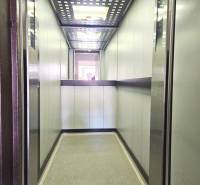 Lift fém falakkal és mennyezettel, világítással egy háromszobás lakásban.