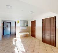 A háromszobás lakás előszobája járólappal és tűzoltó készülékkel.