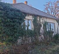 Ház Suhán (Suchá nad Parnou) borostyánnal benőve és környező növényzettel.