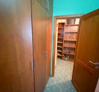 3 szobás lakás tárolóhely polcokkal és szekrényekkel.