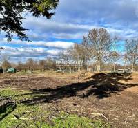 Telkek - lakóövezet Ondrejovciban füves területtel, fákkal és nyitott égbolttal.