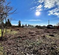 Napos telkek lakóépítésre Ondrejovcén, szabad kilátással a környező tájra.