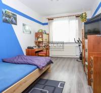 Gyerekszoba egy háromszobás lakásban, faldekorációval és fa dekorációjú padlóval.