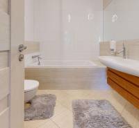 Fürdőszoba egy 5 vagy több szobás lakásban káddal, mosdóval és csempével.