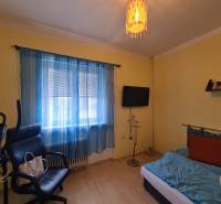 Szoba egy családi házban edzőfelszereléssel, székkel és televízióval.