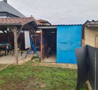 Családi ház kertje Hurbanovóban, filagória, fészer, kerékpár, hinta, füves terület.