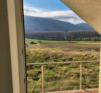 A bukovai családi ház kilátása lenyűgöző erdőket és mezőket kínál a korlát mögött.