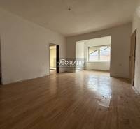 Családi ház belső tere fa dekorációjú padlóval és nagy ablakkal.