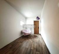 Szoba egy családi házban, székkel és fa dekorációjú padlóval.