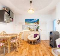 Rattan bútorok és fa dekorációjú padló egy családi házban, kiegészítve dekorációkkal.