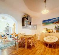 Ebédlő családi házban fonott bútorokkal és fa mintázatú padlóval.