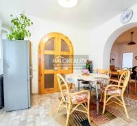 Étkező sarok családi házban íves ajtókkal és természetes dekorációval.