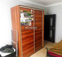 Konyha fa dekorációval és kőburkolattal egy kétszobás lakásban.