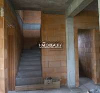 Lépcső és téglák a családi házban az építkezés során, vakolat és felületkezelés nélkül.