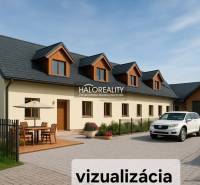 Családi ház Tibaván terasszal, autó a garázs előtt és kerti bútorokkal.