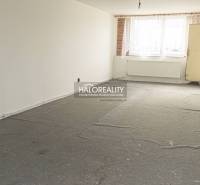 Üres üzlethelyiség szőnyeggel és nagy ablakkal, világos falakkal.