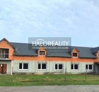 A tibavai épület, amely üzlethelyiségek számára készült, külső felújításai nincsenek befejezve.