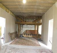 Kereskedelmi helyiségek belső tere fa lépcsővel és szőnyeggel.