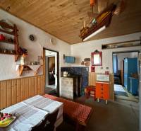 Családi ház belső tere fa mennyezettel és rusztikus berendezéssel.