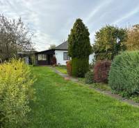 Családi ház Kalšán, kerttel körülvéve, változatos növényzettel.