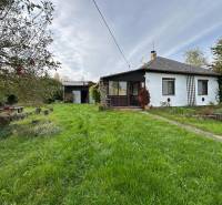 Családi ház Kalšán, kerttel és gyümölcsfákkal körülvéve, rendezett gyepfelülettel.