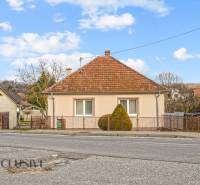 Családi ház Prašiceben a Nemečkovská utcában kerítéssel és ferde tetővel.