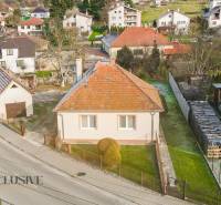 Családi ház a Prašice-i Nemečkovská utcában, két ablakkal és ferde tetővel.