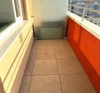 A Martinčekova utcai, Pozsony-Ružinov városrészben található 2 szobás lakás erkélye burkolattal és kilátással.