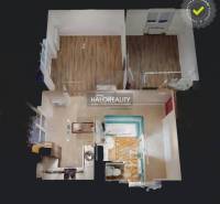 2 szobás lakás alaprajza fa dekoros padlóval és felszerelt fürdőszobával.