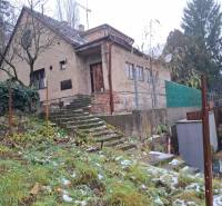 Családi ház a Búdková utcában Pozsony - Óvárosban, havas kerttel.