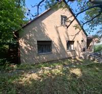 Családi ház a Búdková utcában, Pozsony - Óvárosban, zölddel és füves telekkel körülvéve.