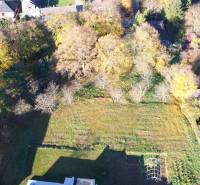 Kereskedelmi telkek Szárazpatakon zöld kilátással és lombos fákkal.