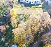 Légi felvétel a kereskedelmi ingatlanokról - Szárazpatakban, amelyeket természet és épületek vesznek körül.