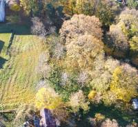 Légi felvétel a kereskedelmi területekről - Szárazpatakban, zöldövezet és épületek által körülvéve.