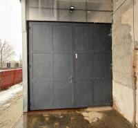 Ipari bejárati kapu és falak irodákban Poprádon, havas külső terek.