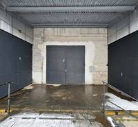 Három garázskapu fémkerítéssel a Poprádi Irodáknál.