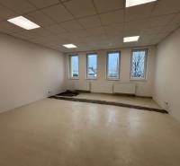 Irodák fehér falakkal, padlóval és ablakokkal, befejezésre várva.