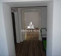 Családi ház folyosója fa dekorációjú padlóval és kilátással egy másik helyiségre.