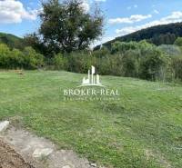 Családi ház kertje Rudabányán, zölddel és dombokkal körülvéve, ideális hely a pihenésre.