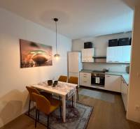 Konyha és étkező egy kétszobás lakásban, fa dekor padlóval.