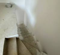 Családi ház belső lépcsői befejezésre várnak.