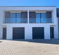 Családi ház a Mojmírovce-i Polnokesovská utcában üveg erkéllyel és kétállásos garázzsal.