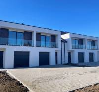 Családi ház a Mojmírovce-i Polnokesovská utcában üvegezett erkélyekkel és garázsokkal.