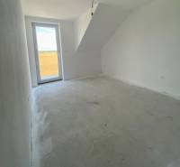 Szoba családi házban üvegezett ajtókkal és ferde mennyezettel, üres padló.