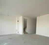 Samozrejme, prosím, poskytnite text, ktorý chcete preložiť do maďarčiny.