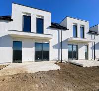 Családi ház a Mojmírovce-i Polnokesovská utcában nagy ablakokkal és be nem ültetett udvarral.