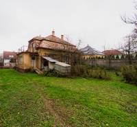 Családi ház a Partizánska utcában, Bánovce nad Bebravou-ban, kerttel és melléképülettel.