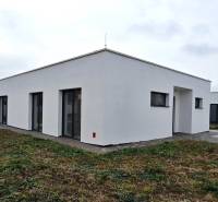 Családi ház Moravany nad Váhom településen, a Dolinky utcában, minimalista dizájnnal és egyszerű kerttel.